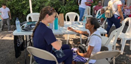 Dr. Alana Moore speaks with a patient in San Lucas Tolimán.